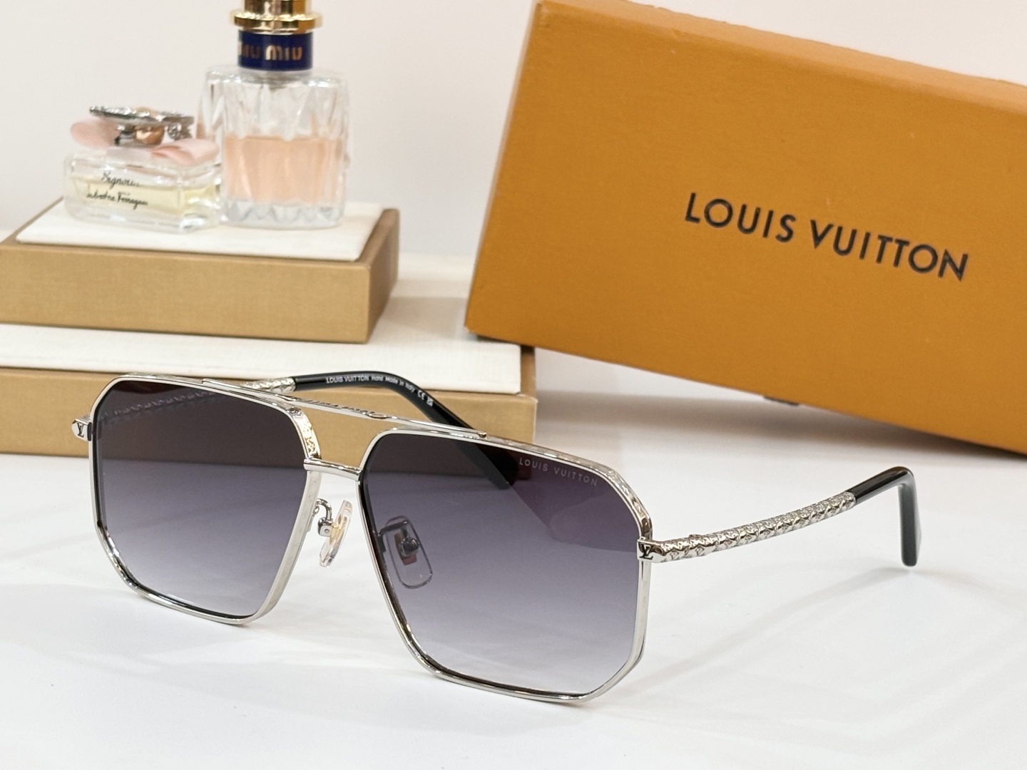  LOUIS VUITTON 
MOD：Z1301
Size：62口12-145
