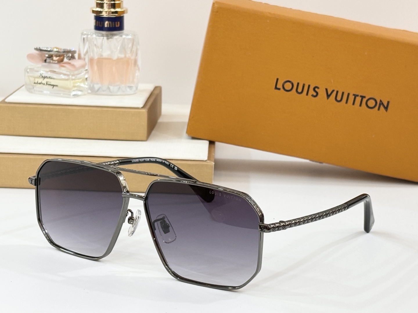  LOUIS VUITTON 
MOD：Z1301
Size：62口12-145
