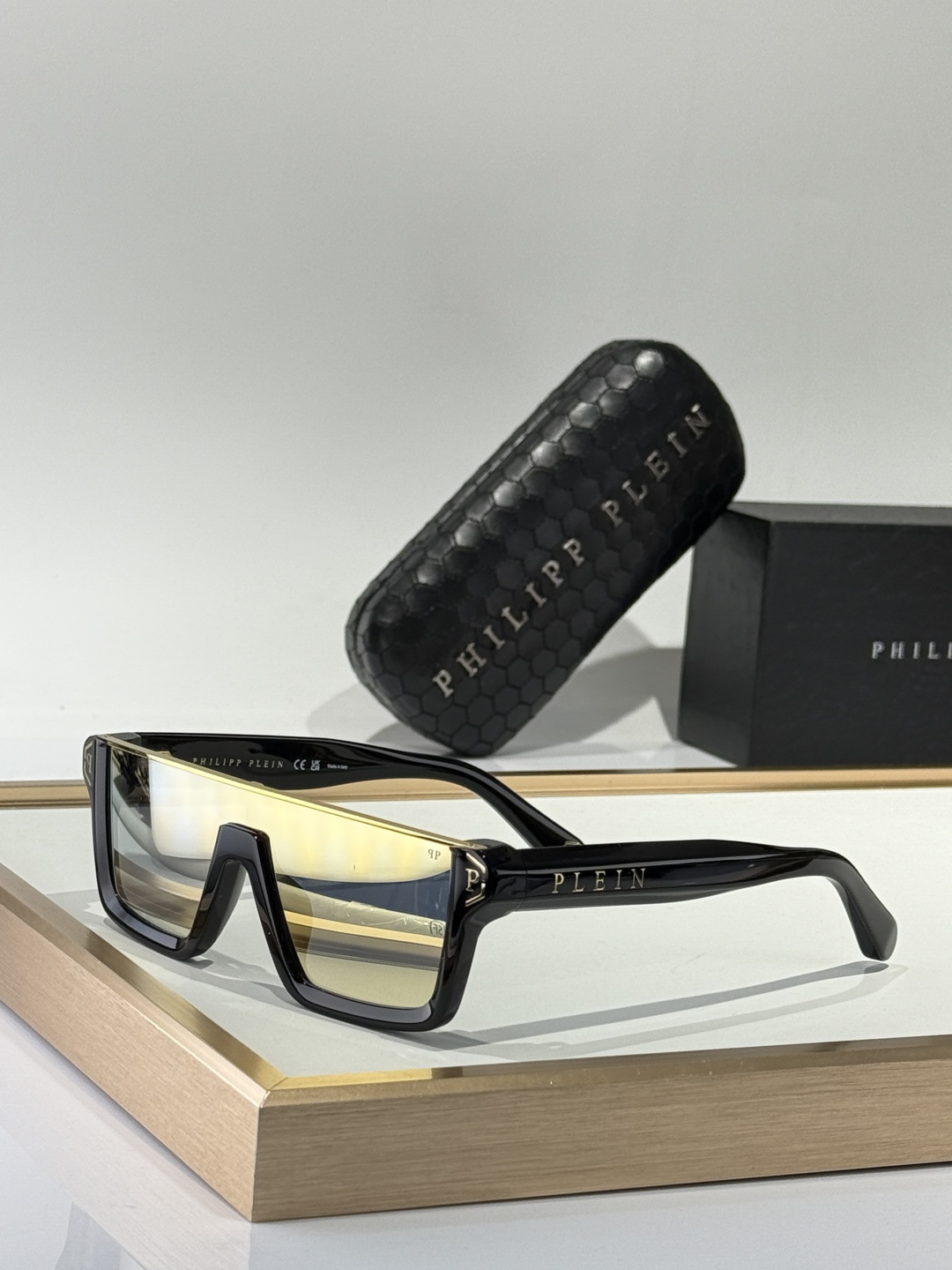 PHILIPP PLEIN 采用进口板材切割抛光处理光泽感满满～加厚的板料使眼镜更加立体MODEL:00