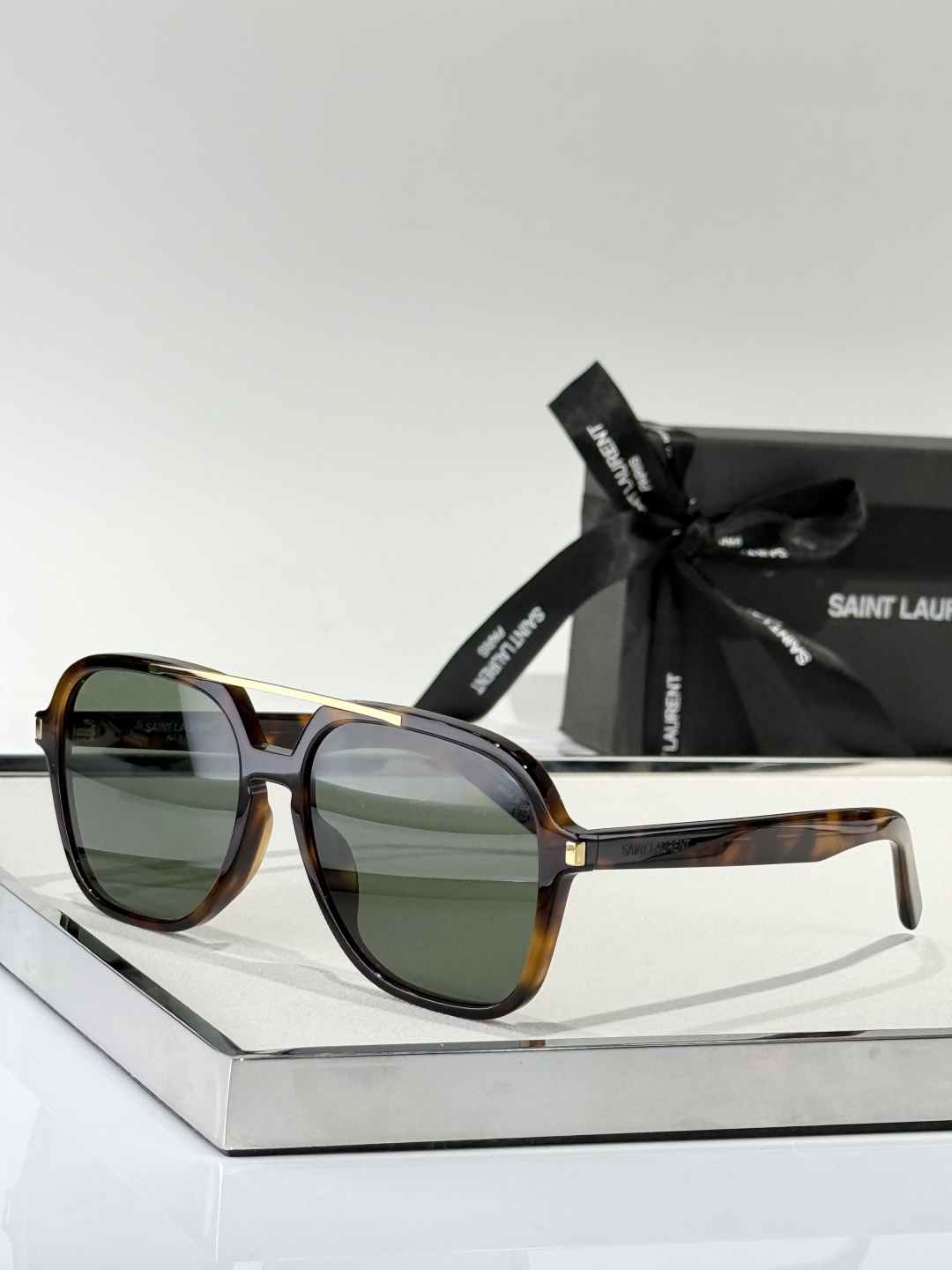  SAINT LAUREN
𝑦𝑠𝑙火爆程度毋庸置疑
MODEL：SL545
SIZE：57口18-145