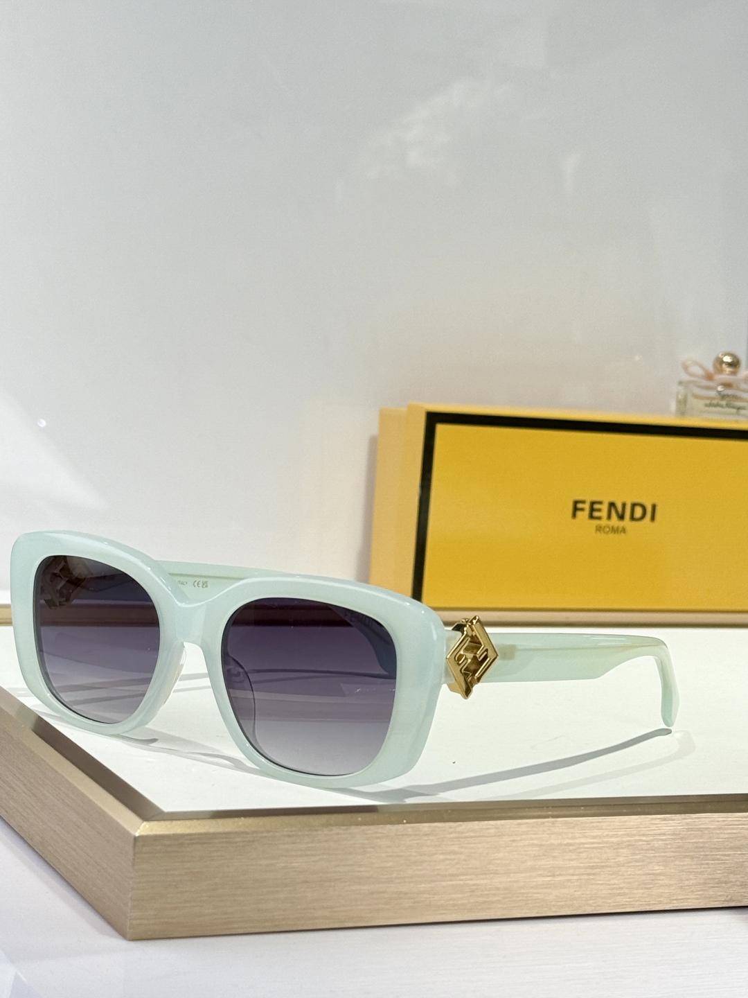  FENDI
MOD：FE40138I
Size：54口19-140
