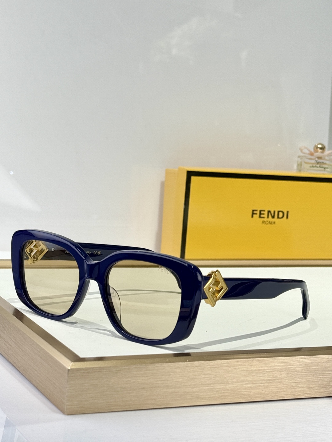  FENDI
MOD：FE40138I
Size：54口19-140
