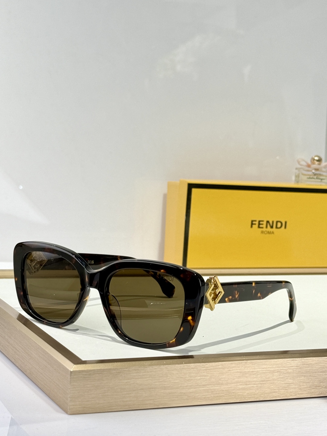  FENDI
MOD：FE40138I
Size：54口19-140
