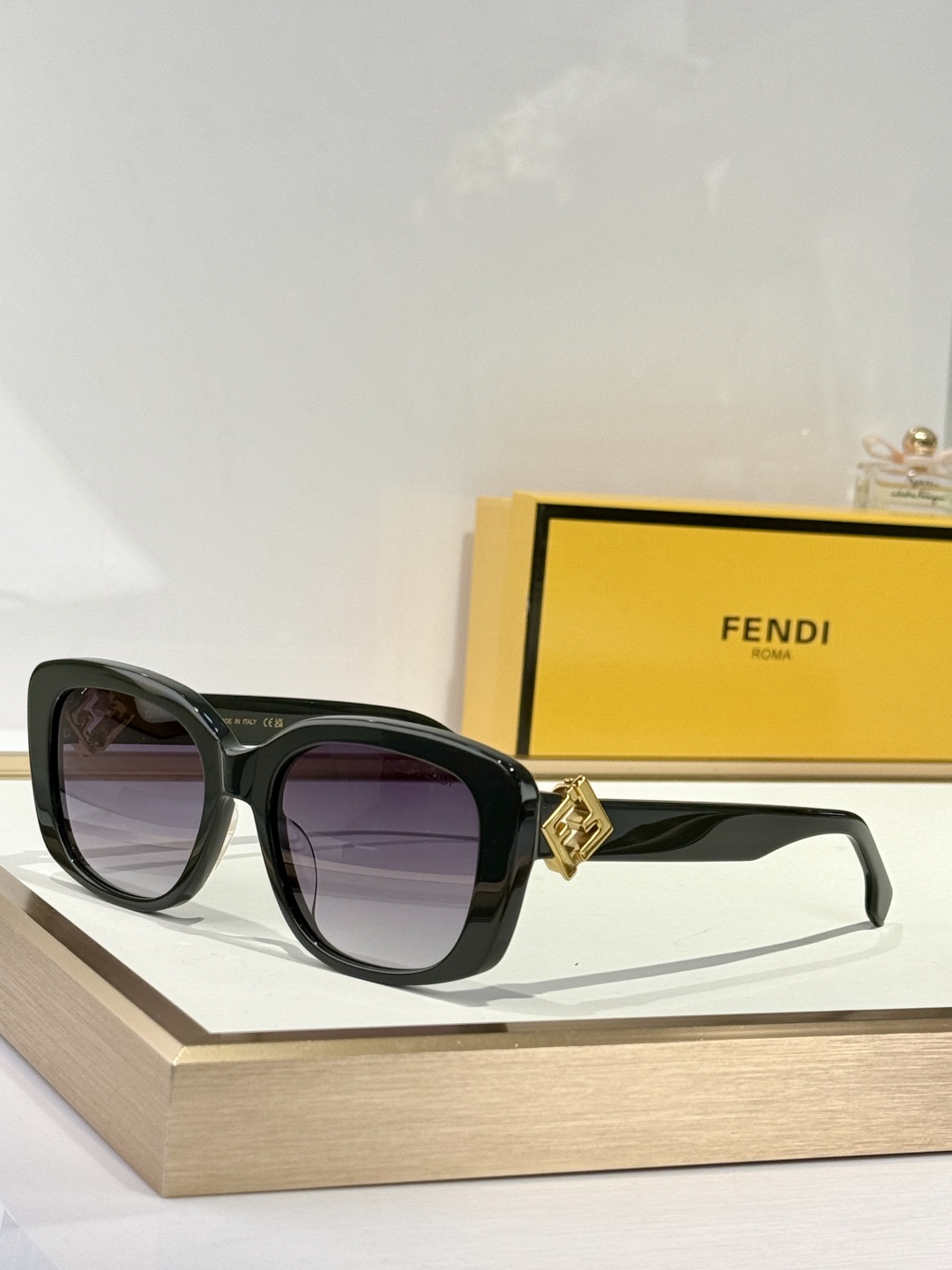  FENDI
MOD：FE40138I
Size：54口19-140
