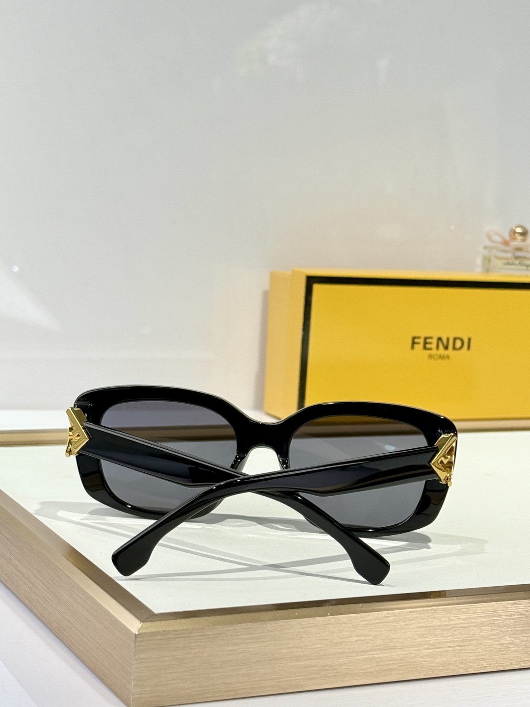  FENDI
MOD：FE40138I
Size：54口19-140
