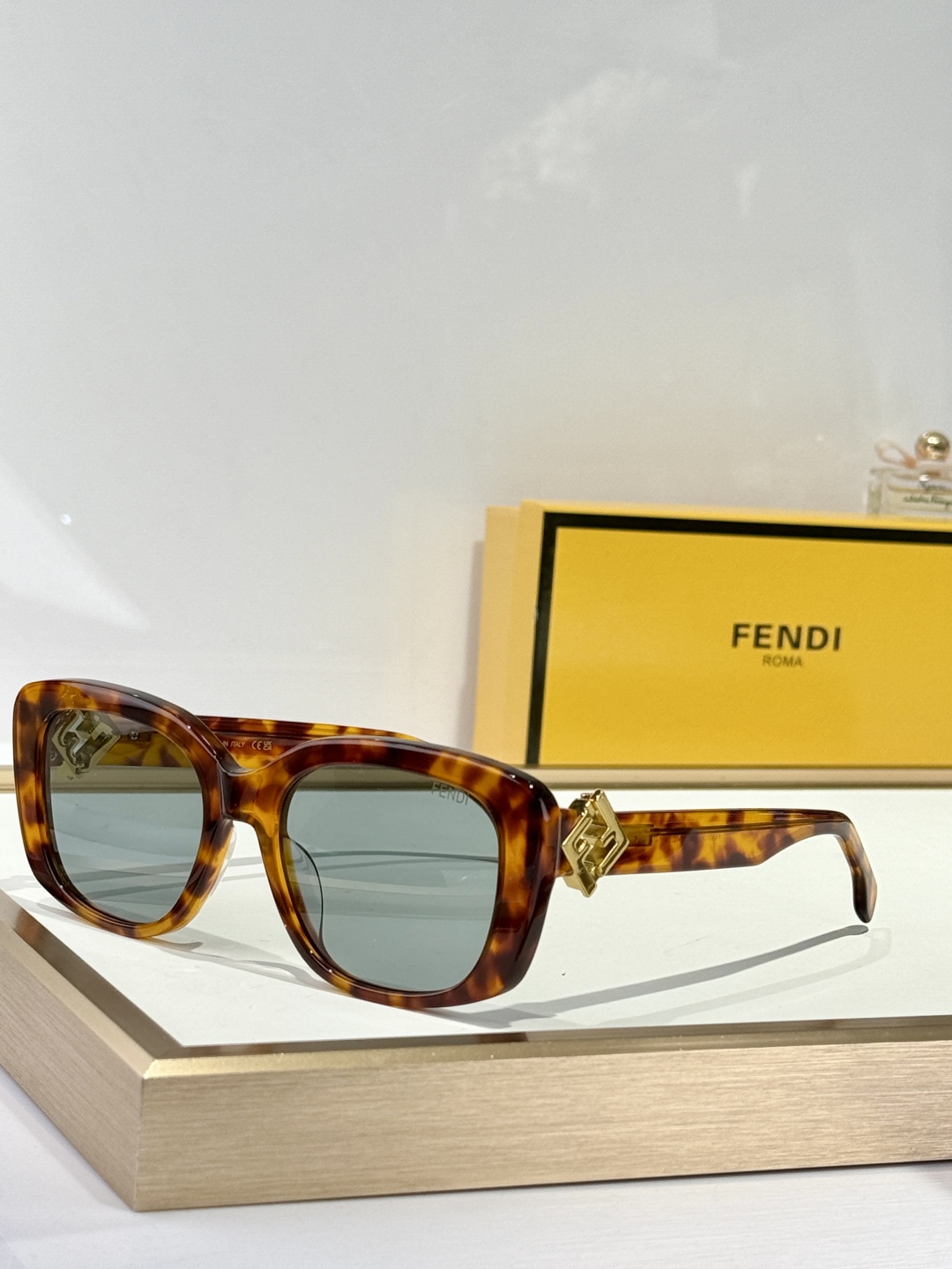  FENDI
MOD：FE40138I
Size：54口19-140
