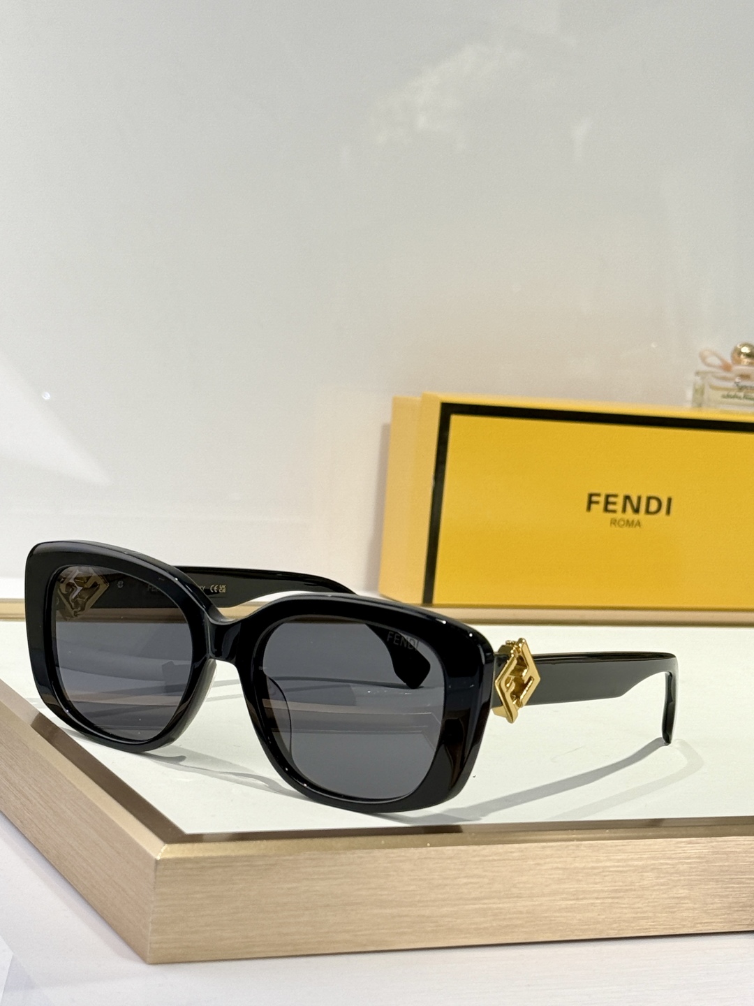  FENDI
MOD：FE40138I
Size：54口19-140
