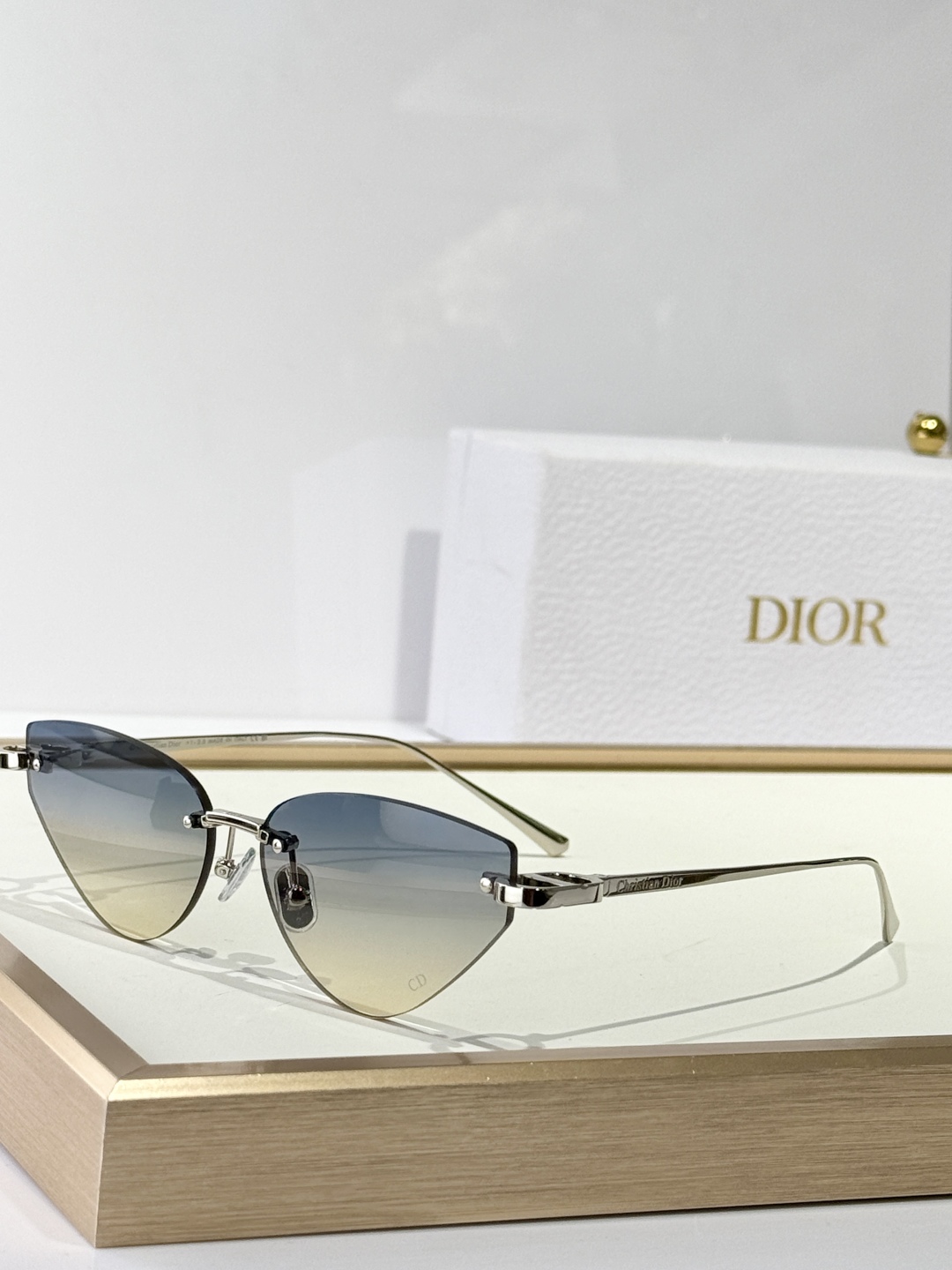  DIOR
CDiorB5U
Size：57口14 135
