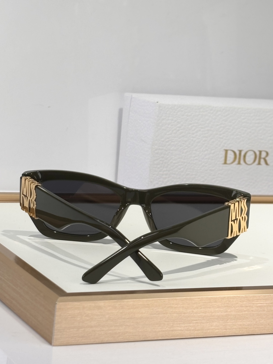  新颜色
DIOR
MODEL：CDIO* S1F 
SIZE：55口20-140

 
 
