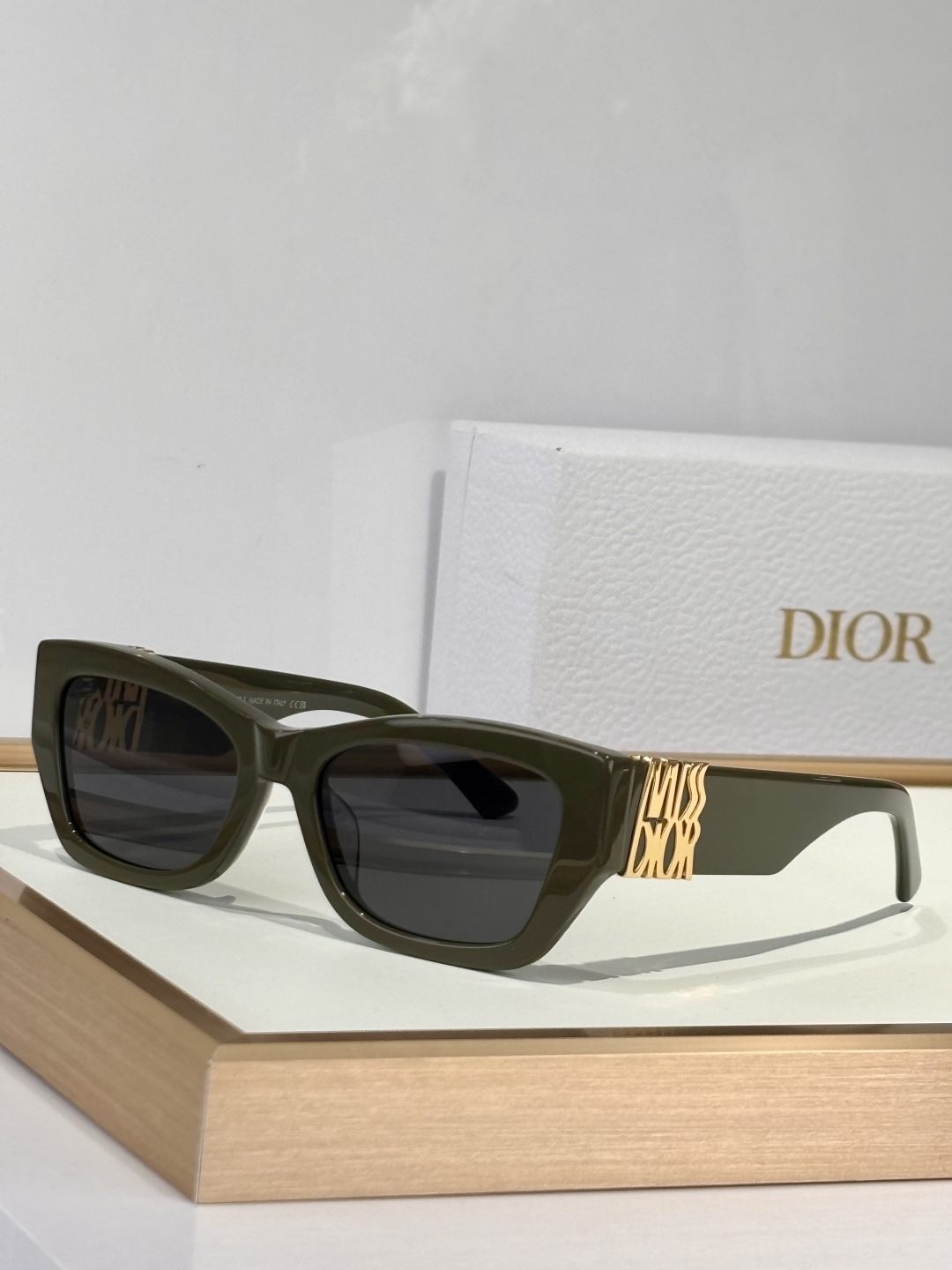  新颜色
DIOR
MODEL：CDIO* S1F 
SIZE：55口20-140

 
 
