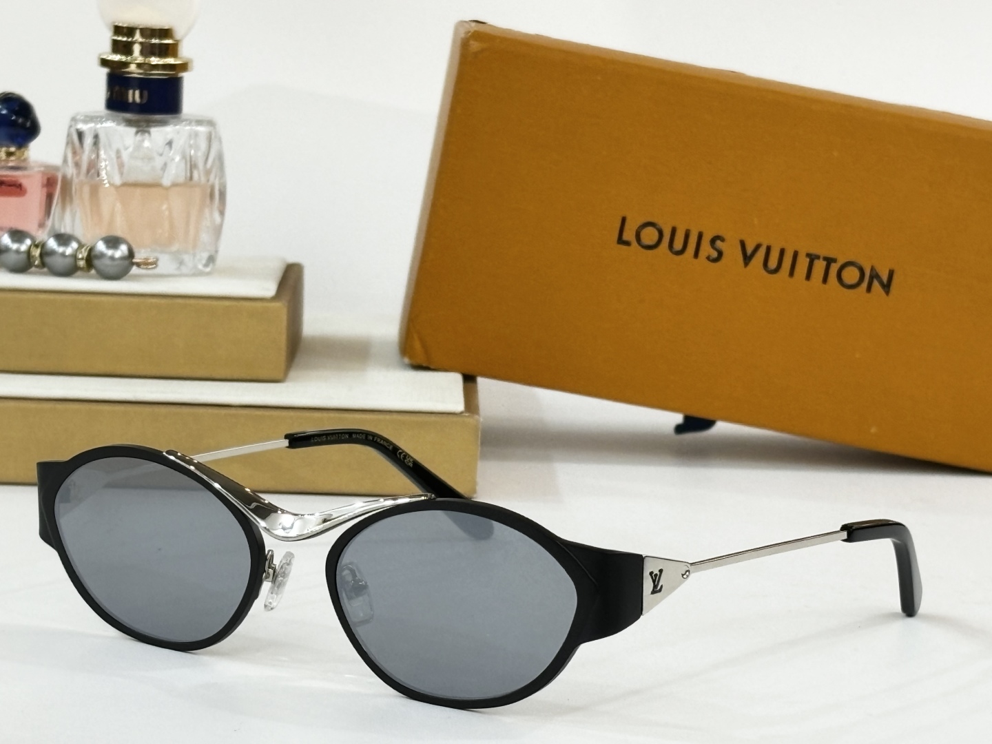  Louis Vuitto*
MODEL：Z2044U
SIZE：56口19-143
