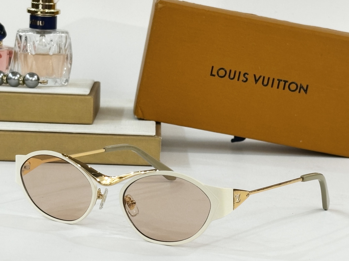  Louis Vuitto*
MODEL：Z2044U
SIZE：56口19-143
