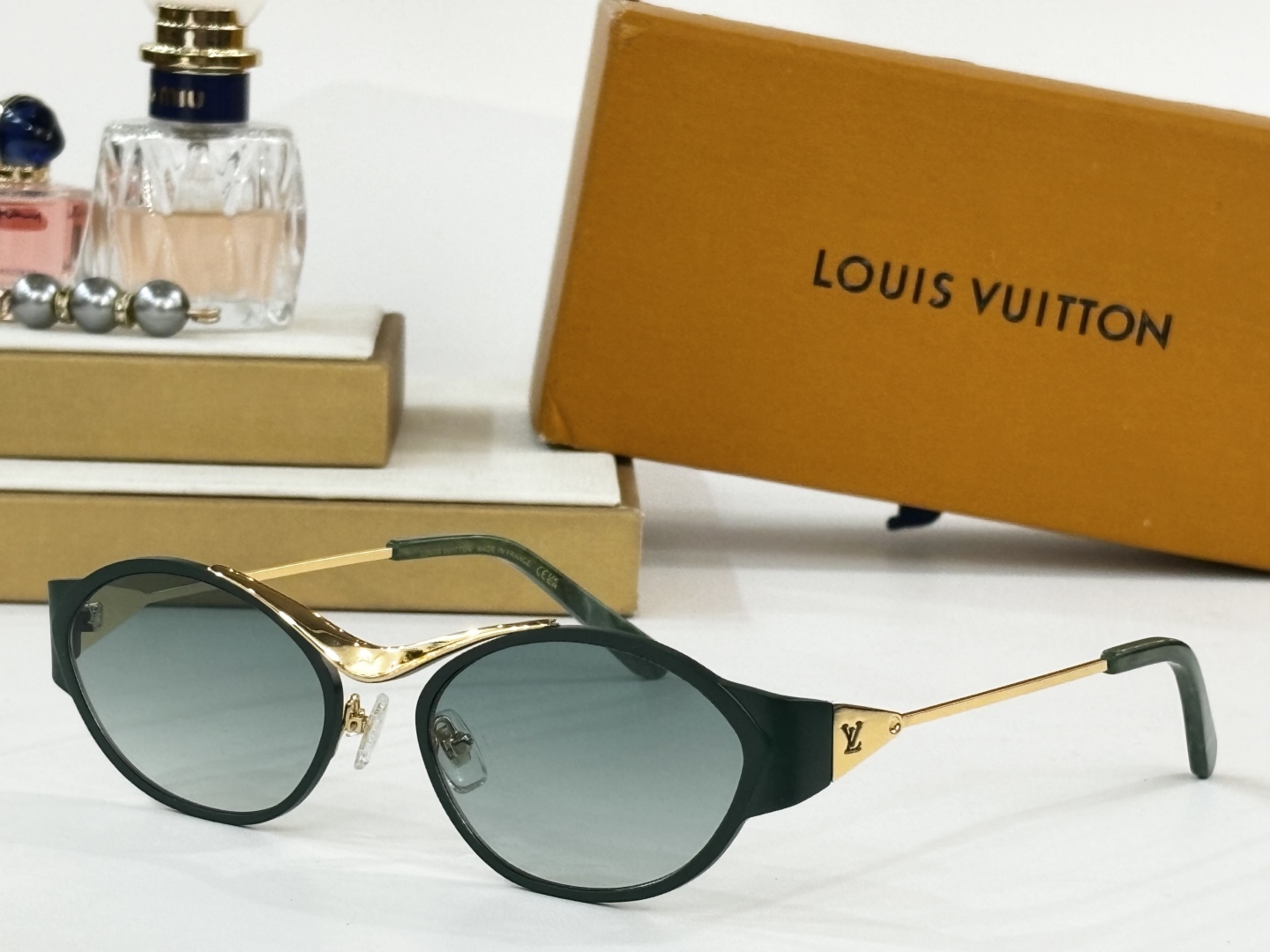  Louis Vuitto*
MODEL：Z2044U
SIZE：56口19-143
