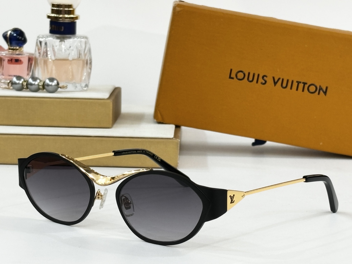  Louis Vuitto*
MODEL：Z2044U
SIZE：56口19-143
