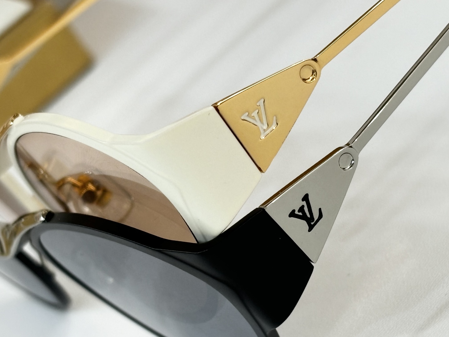  Louis Vuitto*
MODEL：Z2044U
SIZE：56口19-143
