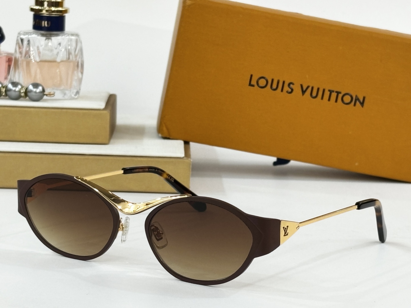  Louis Vuitto*
MODEL：Z2044U
SIZE：56口19-143

