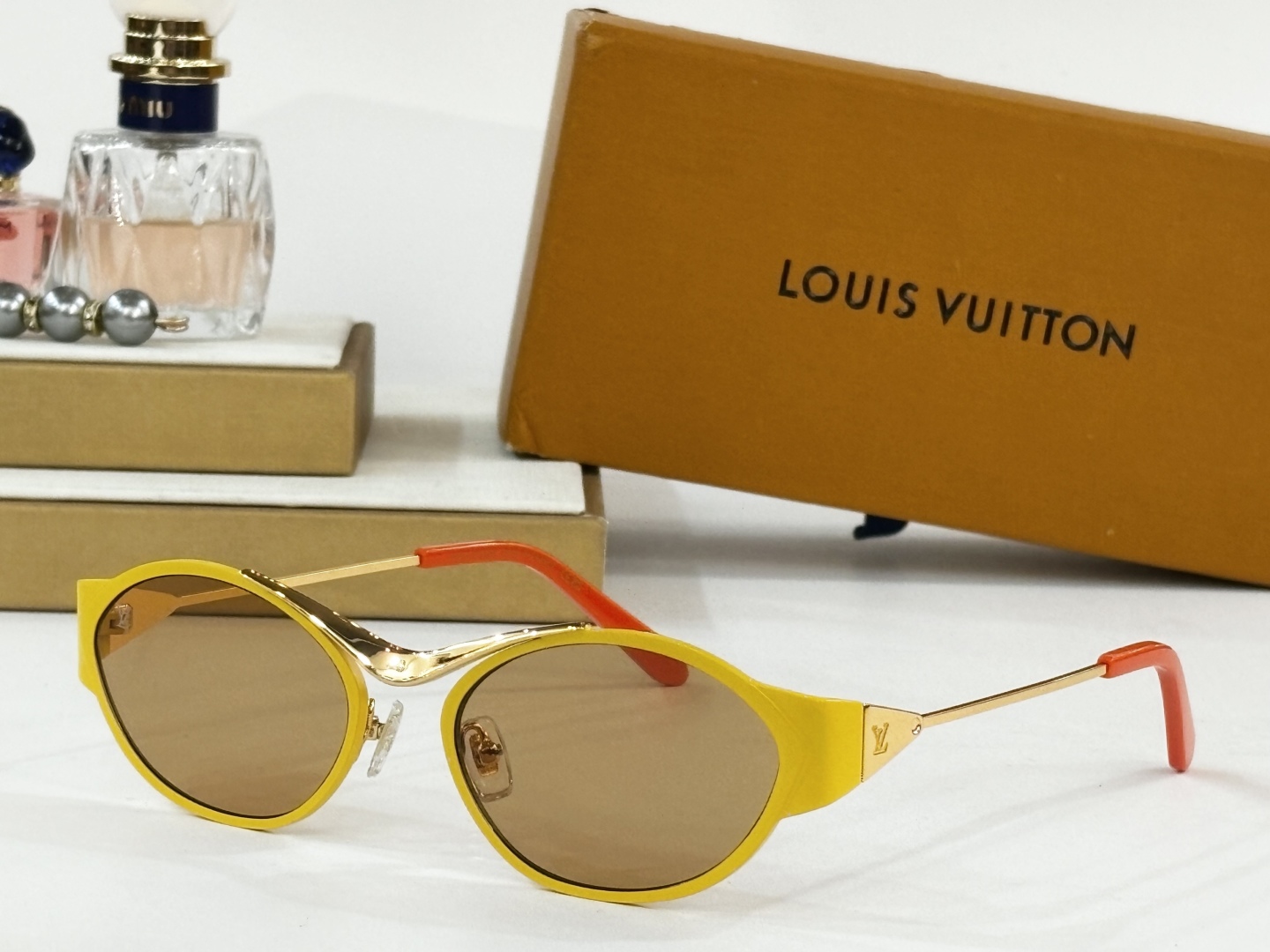  Louis Vuitto*
MODEL：Z2044U
SIZE：56口19-143
