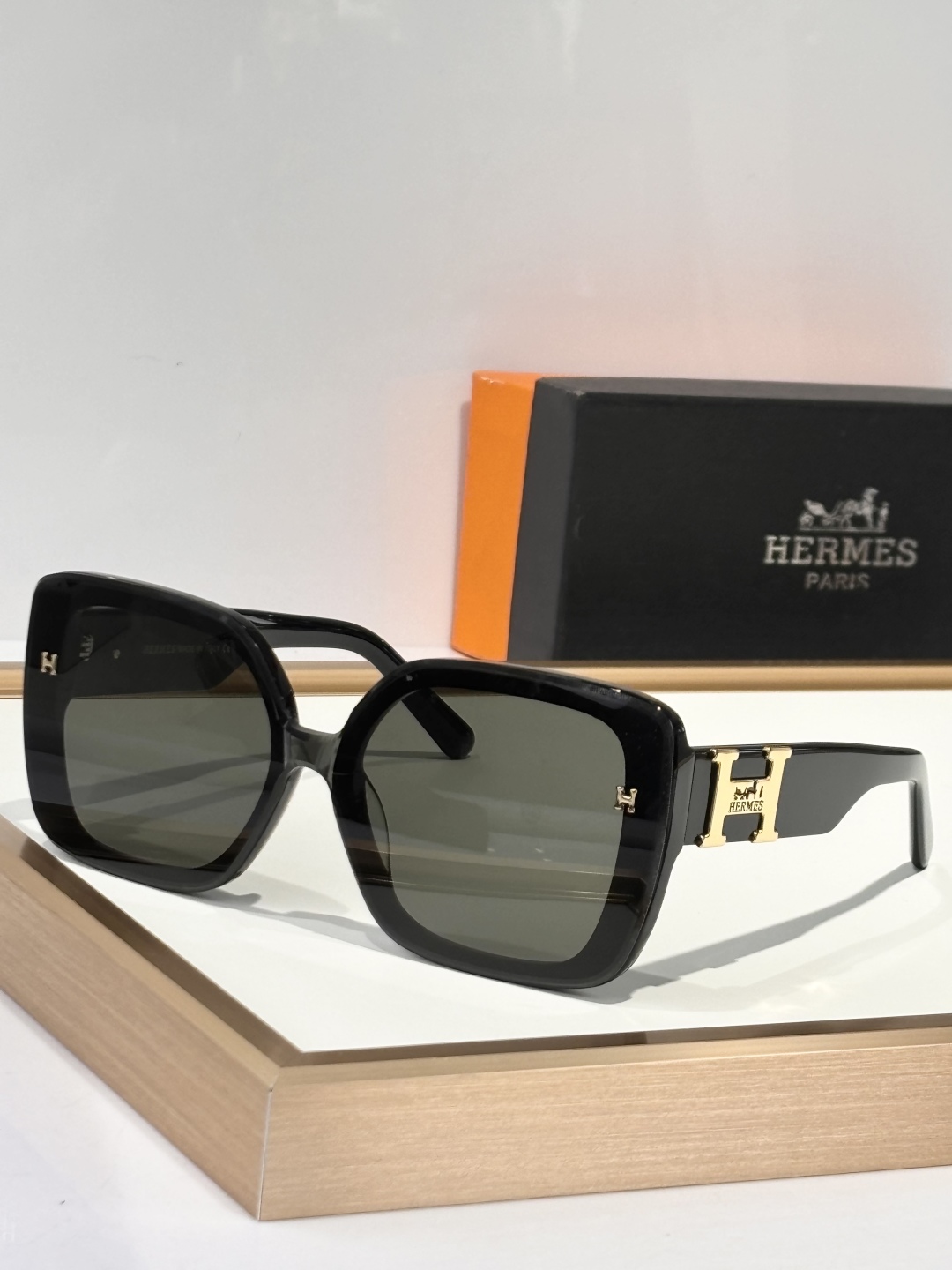  HERMES
经典款
MOD：HS1907
size：55-18-145
