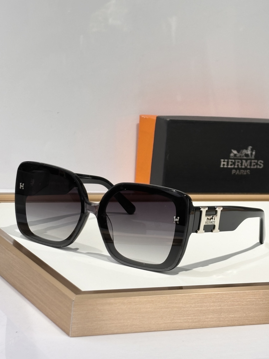  HERMES
经典款
MOD：HS1907
size：55-18-145
