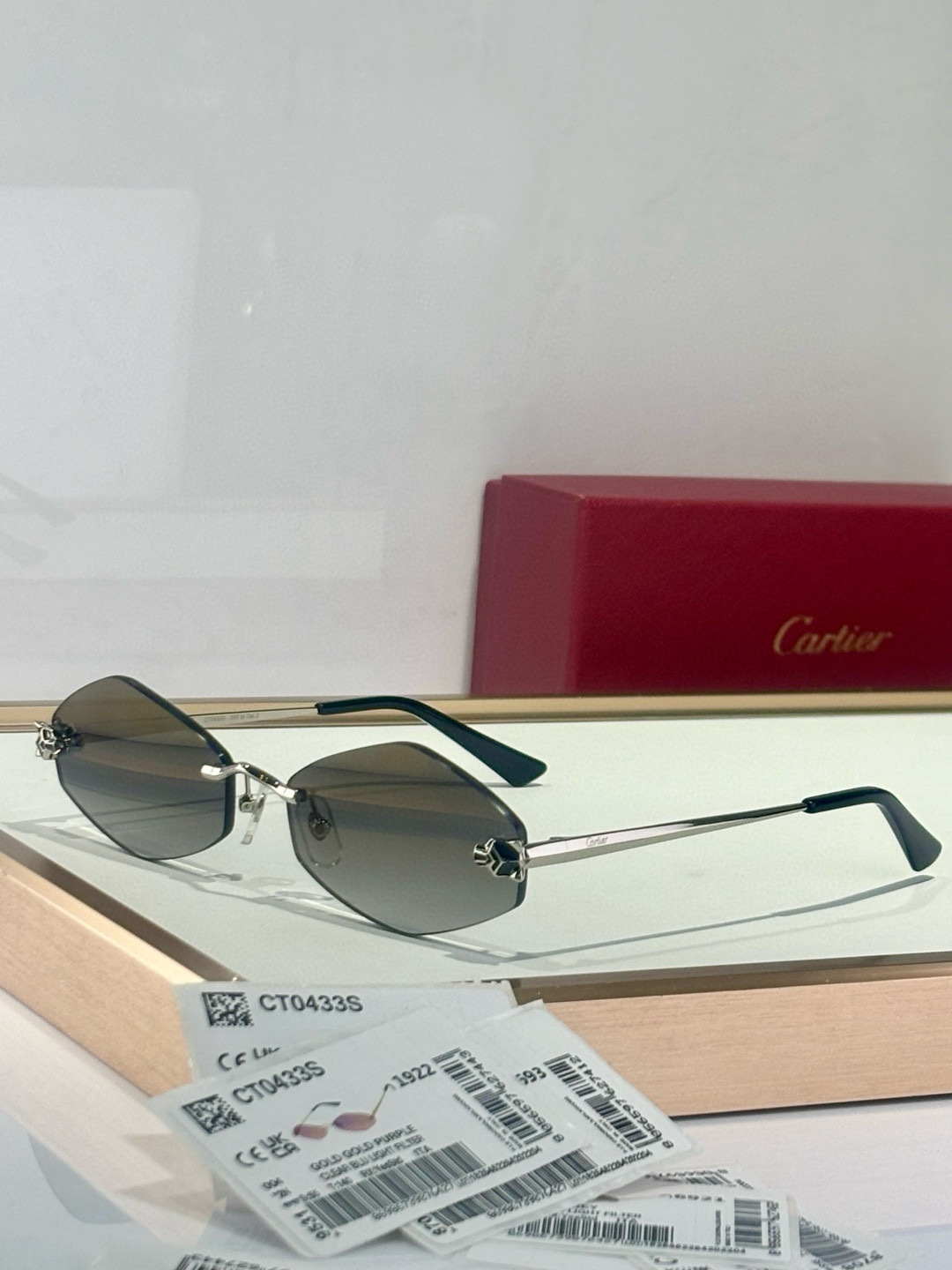  新颜色 高品质不怕对比
zP 打版
高精篆刻工艺
顶奢🌟🌟🌟🌟 
Cartier
Mod：CT0433