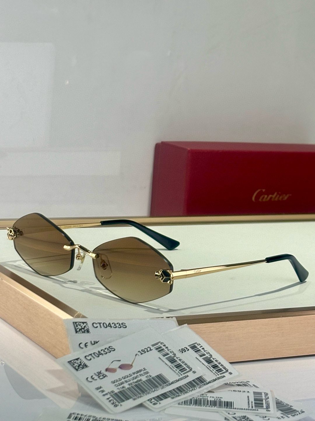  新颜色 高品质不怕对比
zP 打版
高精篆刻工艺
顶奢🌟🌟🌟🌟 
Cartier
Mod：CT0433