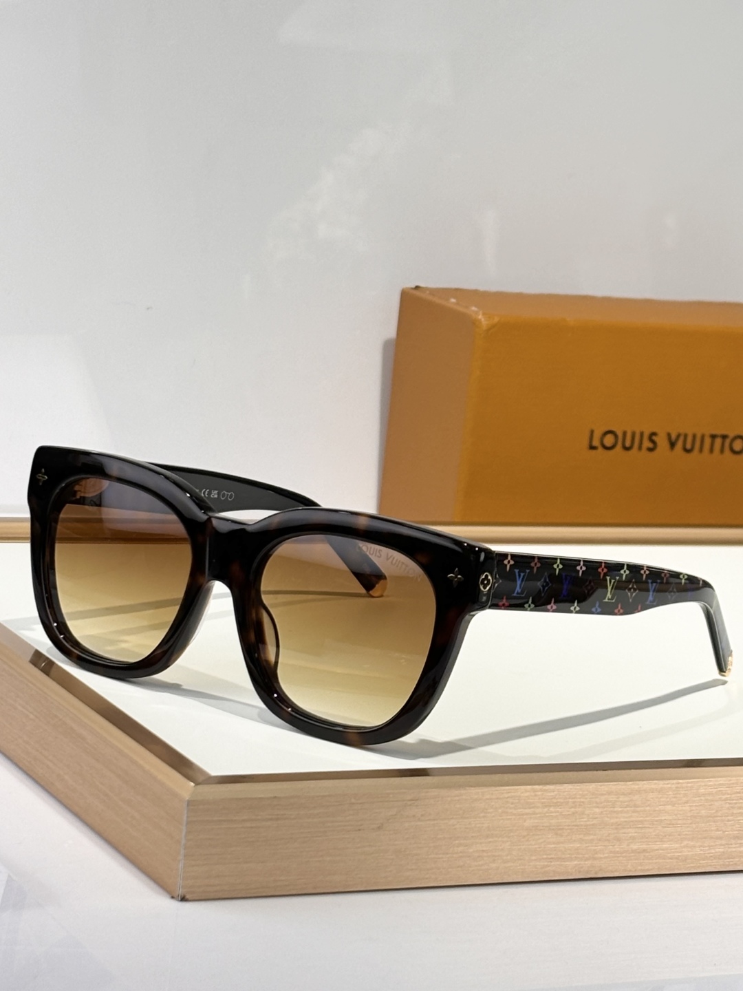  LOUI*
ModZ2725W
Size54-17-145
