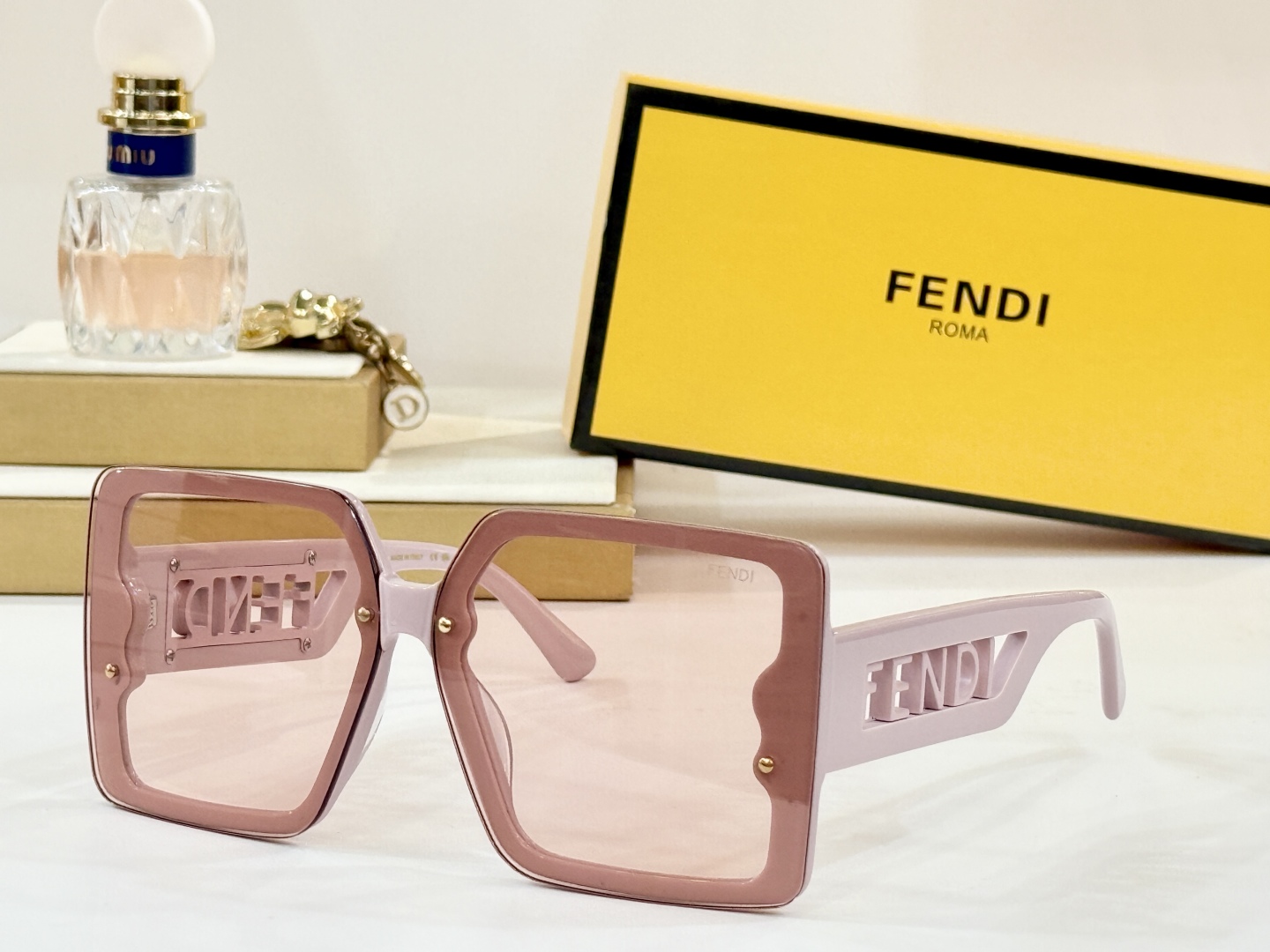  FENDI
MOD：807/9O
Size：69口10 145
