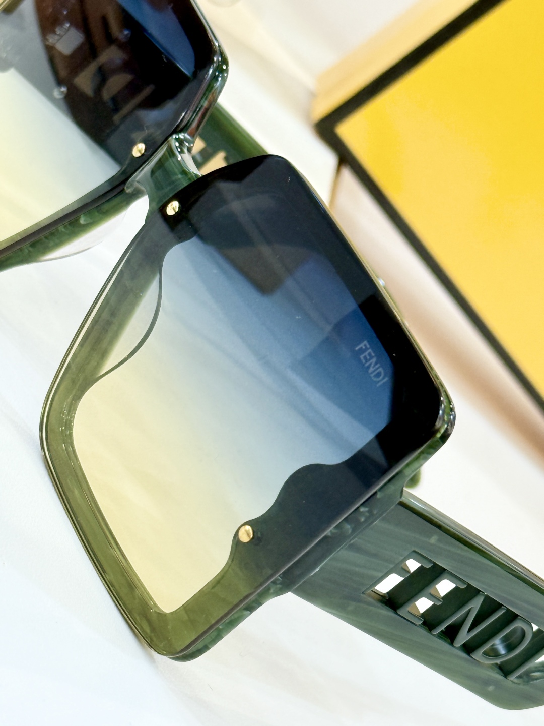  FENDI
MOD：807/9O
Size：69口10 145
