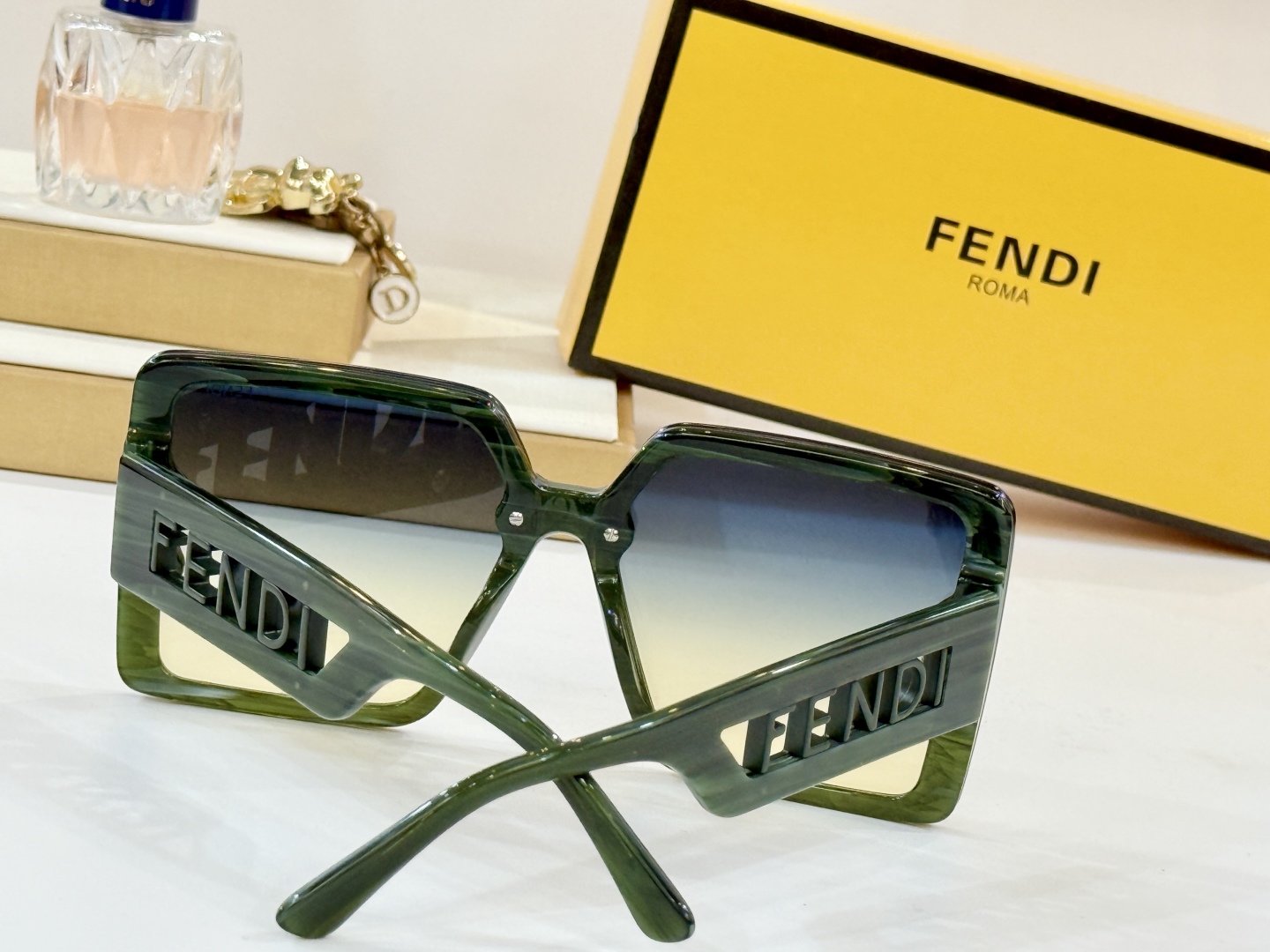  FENDI
MOD：807/9O
Size：69口10 145
