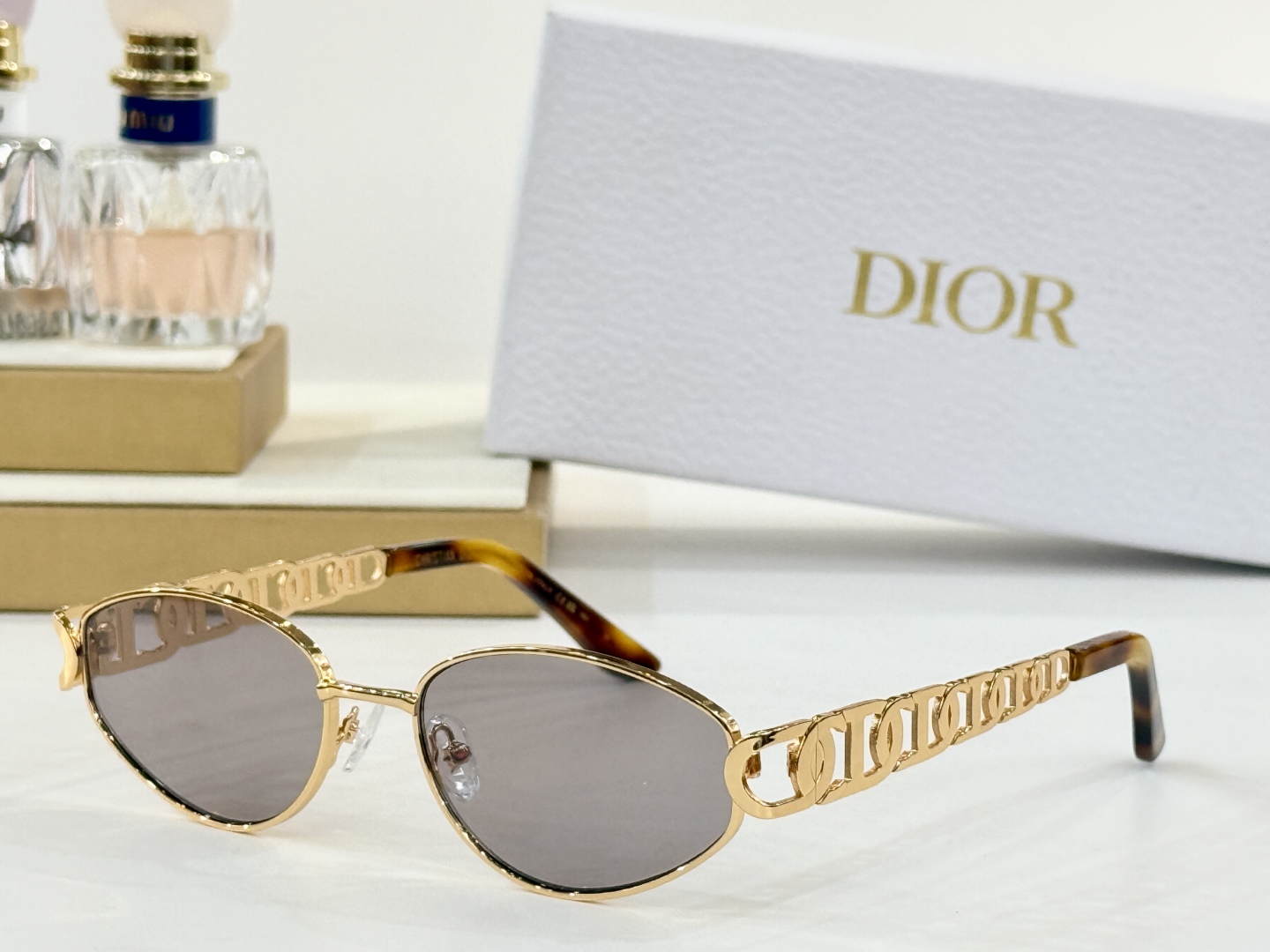  CHRISTIAN DIOR
MOD：2923 10A0
Size：56口18 142
