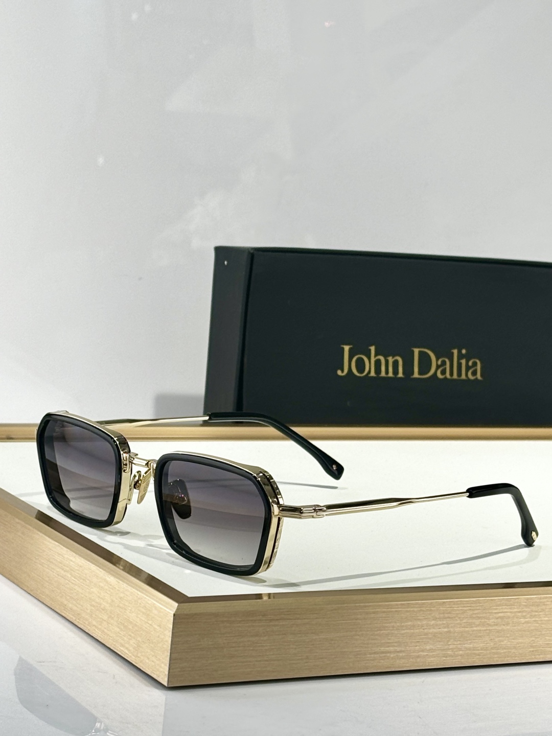  John Dalia马丁框架呈现了柔软正方形轮廓和结构化镀金元素的完美融合，提供了一个复杂的平衡，优雅