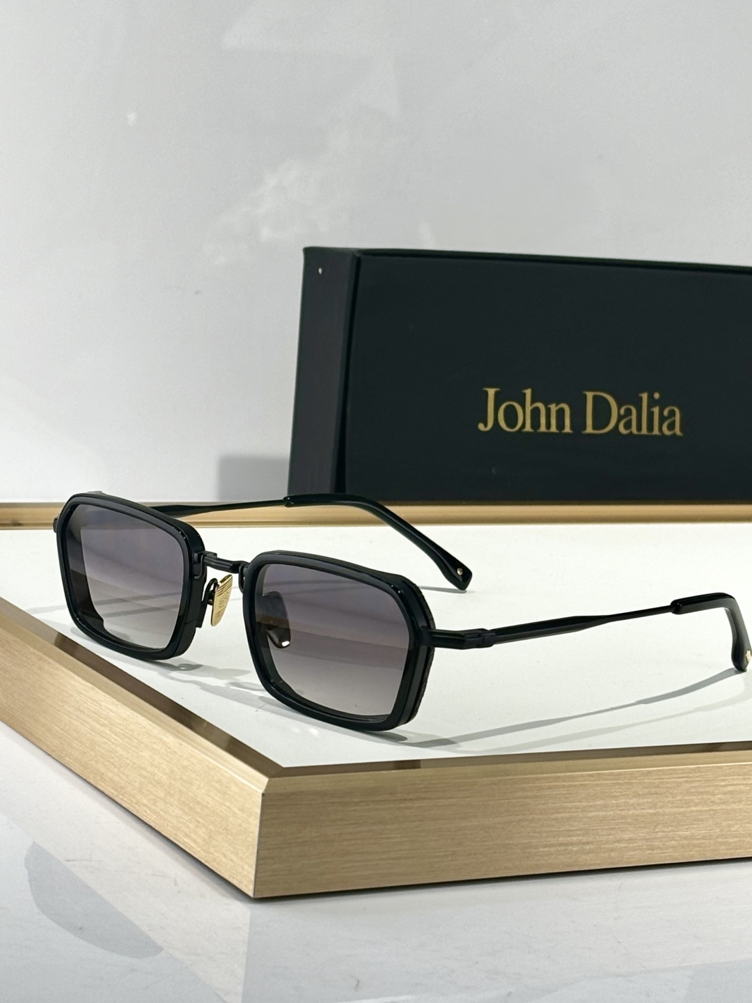  John Dalia马丁框架呈现了柔软正方形轮廓和结构化镀金元素的完美融合，提供了一个复杂的平衡，优雅