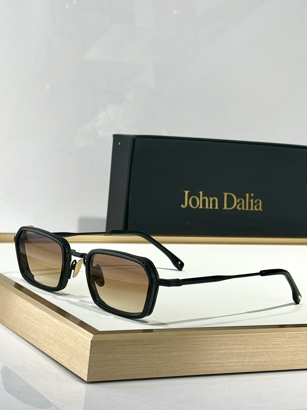  John Dalia马丁框架呈现了柔软正方形轮廓和结构化镀金元素的完美融合，提供了一个复杂的平衡，优雅