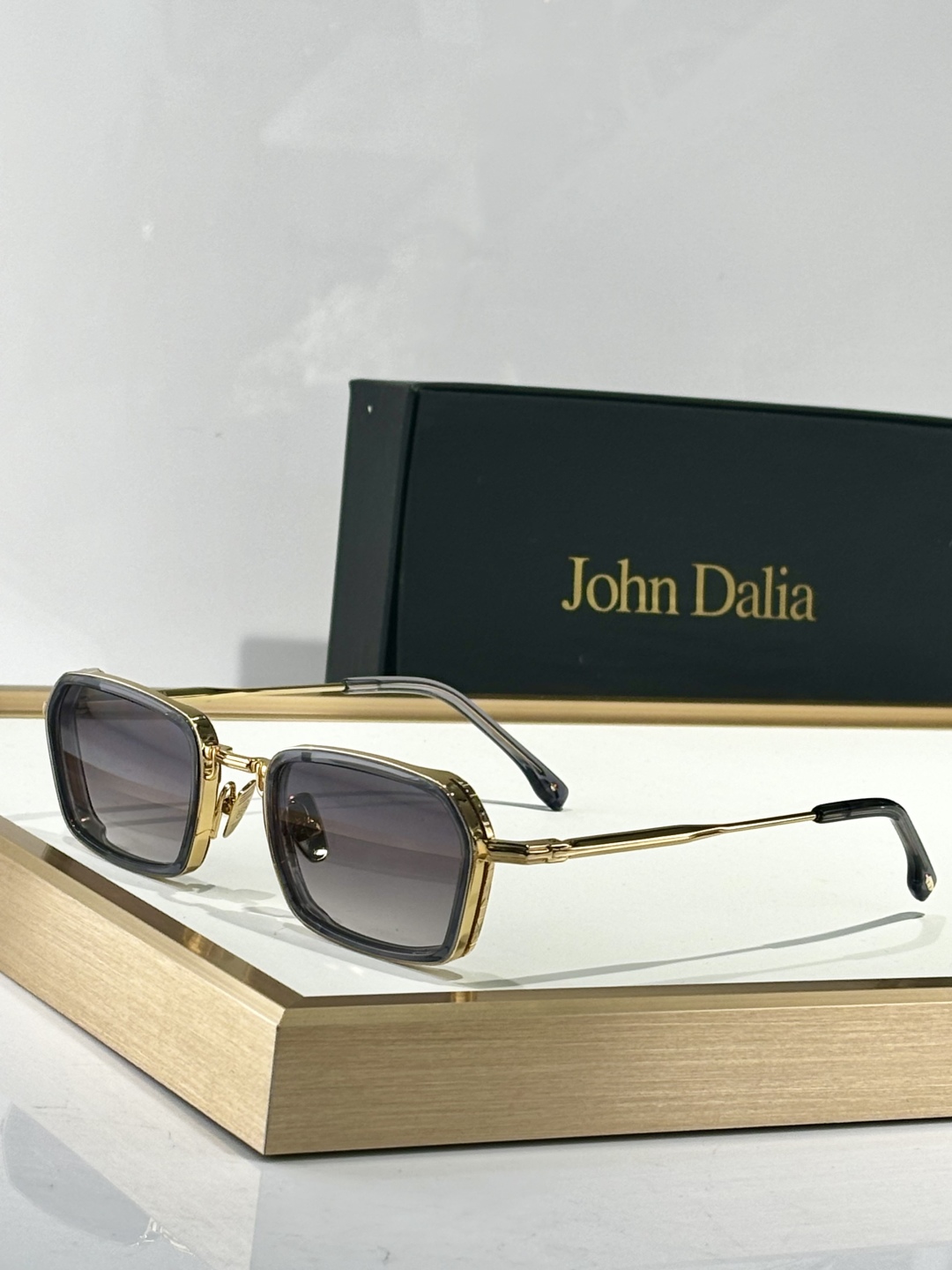  John Dalia马丁框架呈现了柔软正方形轮廓和结构化镀金元素的完美融合，提供了一个复杂的平衡，优雅
