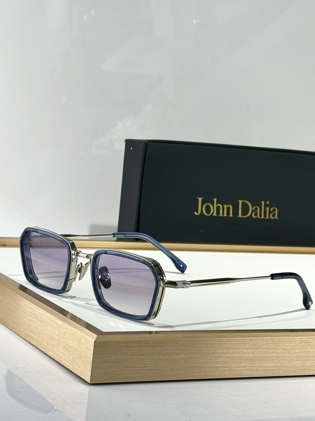  John Dalia马丁框架呈现了柔软正方形轮廓和结构化镀金元素的完美融合，提供了一个复杂的平衡，优雅