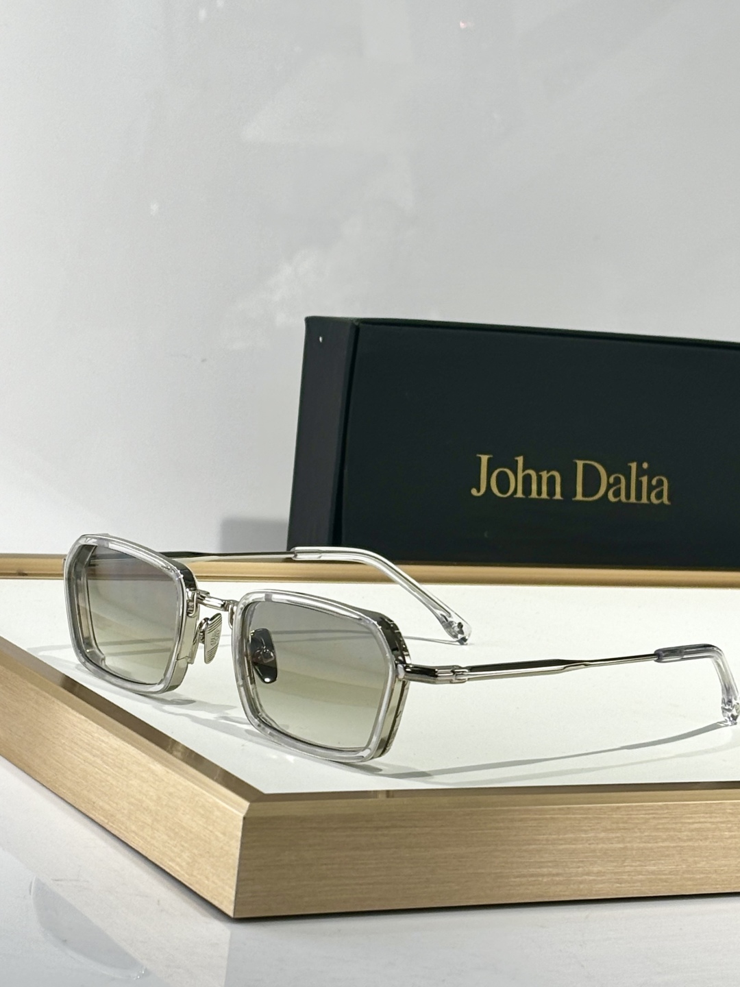  John Dalia马丁框架呈现了柔软正方形轮廓和结构化镀金元素的完美融合，提供了一个复杂的平衡，优雅