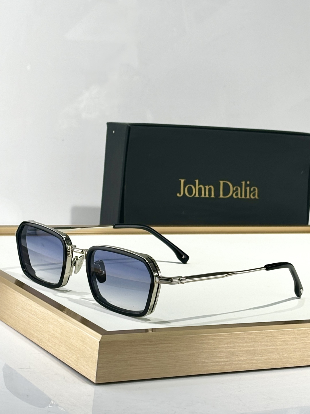  John Dalia马丁框架呈现了柔软正方形轮廓和结构化镀金元素的完美融合，提供了一个复杂的平衡，优雅