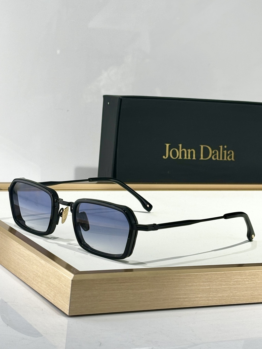  John Dalia马丁框架呈现了柔软正方形轮廓和结构化镀金元素的完美融合，提供了一个复杂的平衡，优雅