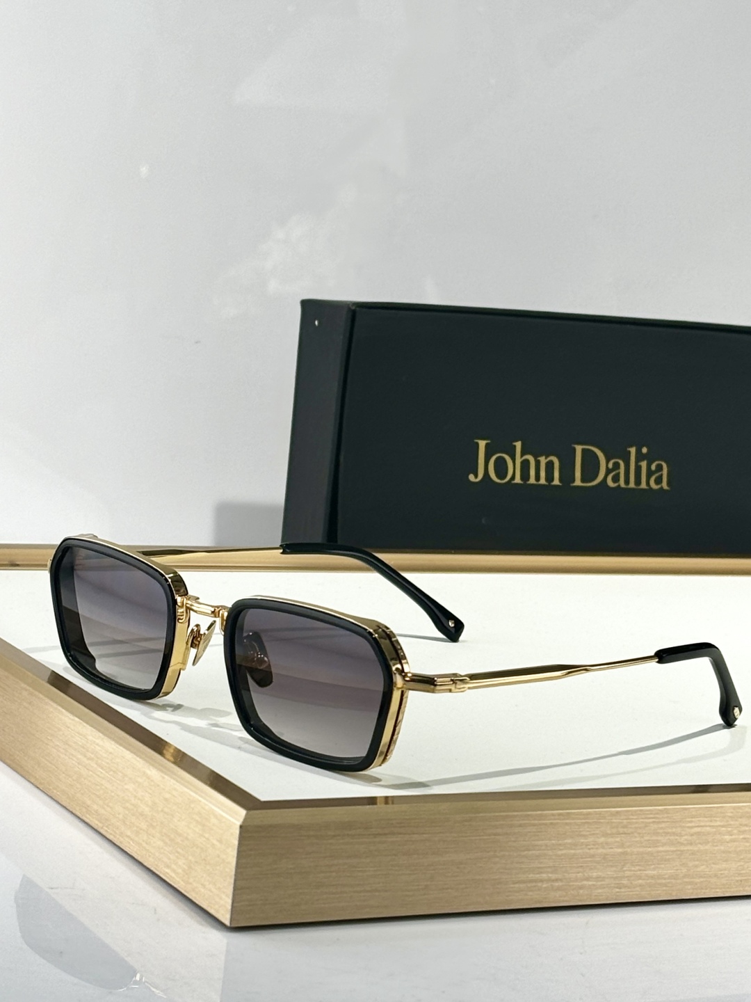  John Dalia马丁框架呈现了柔软正方形轮廓和结构化镀金元素的完美融合，提供了一个复杂的平衡，优雅