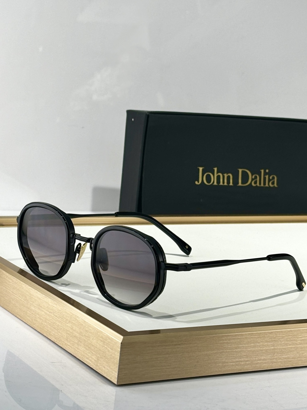   John Dalia
MOD：GINA Or 22carats
Size：45口23-140
