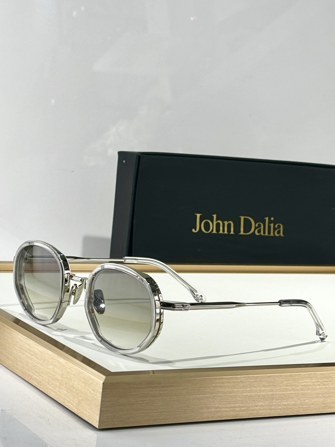   John Dalia
MOD：GINA Or 22carats
Size：45口23-140
