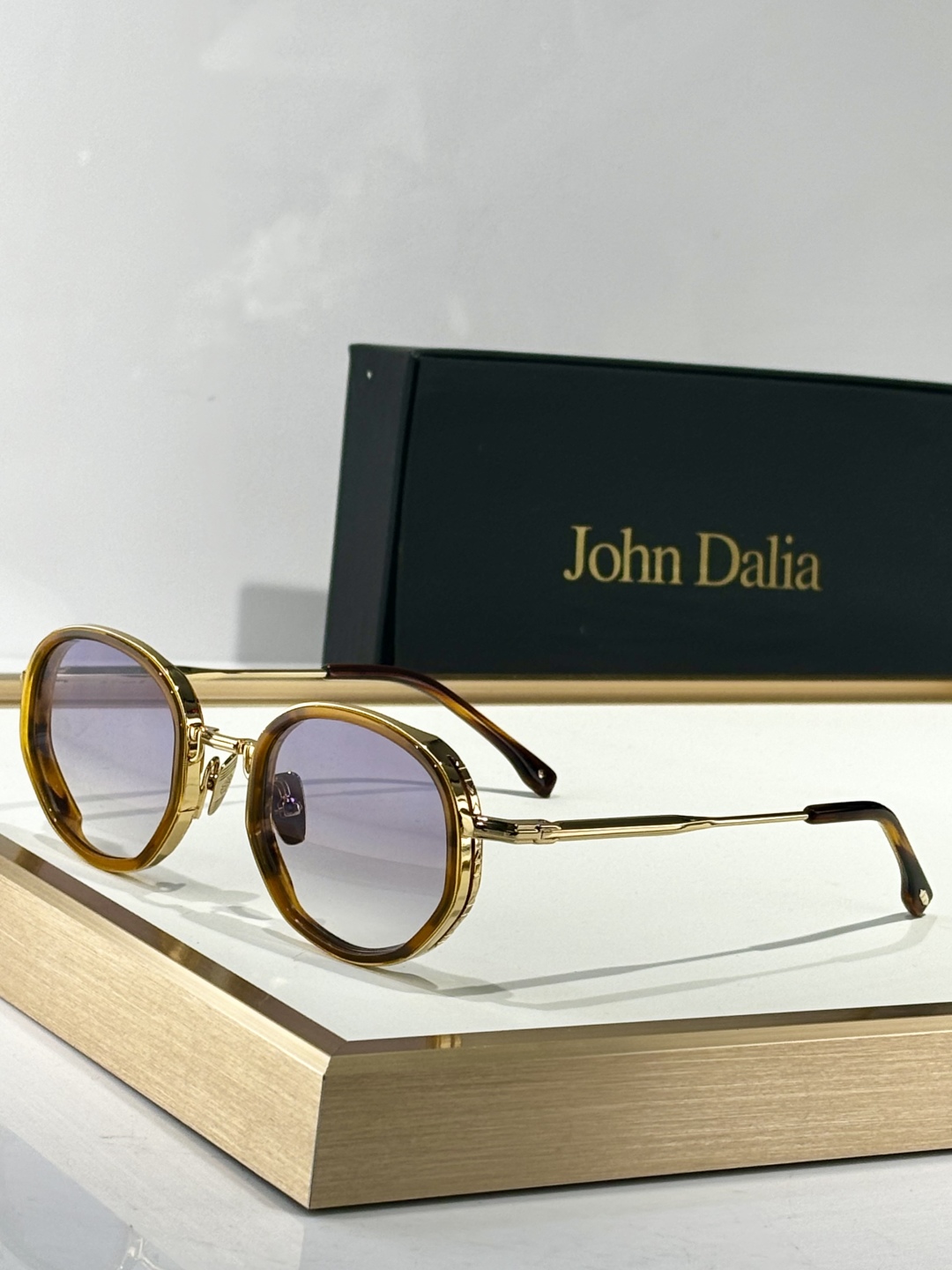   John Dalia
MOD：GINA Or 22carats
Size：45口23-140
