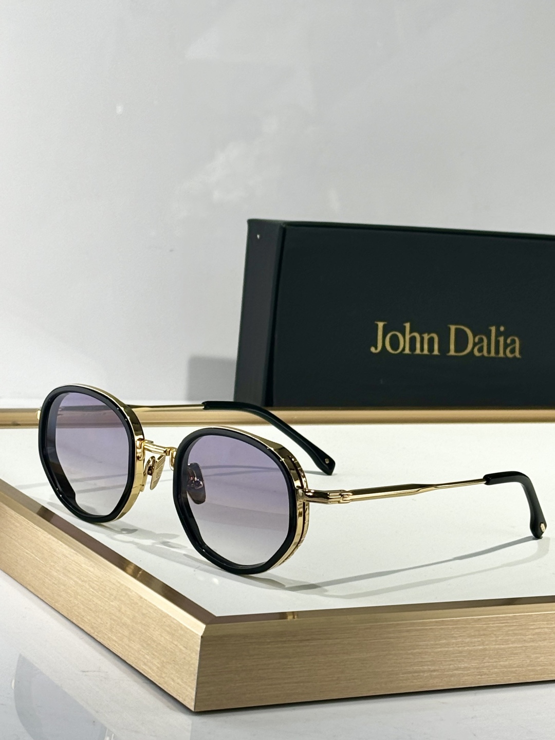   John Dalia
MOD：GINA Or 22carats
Size：45口23-140
