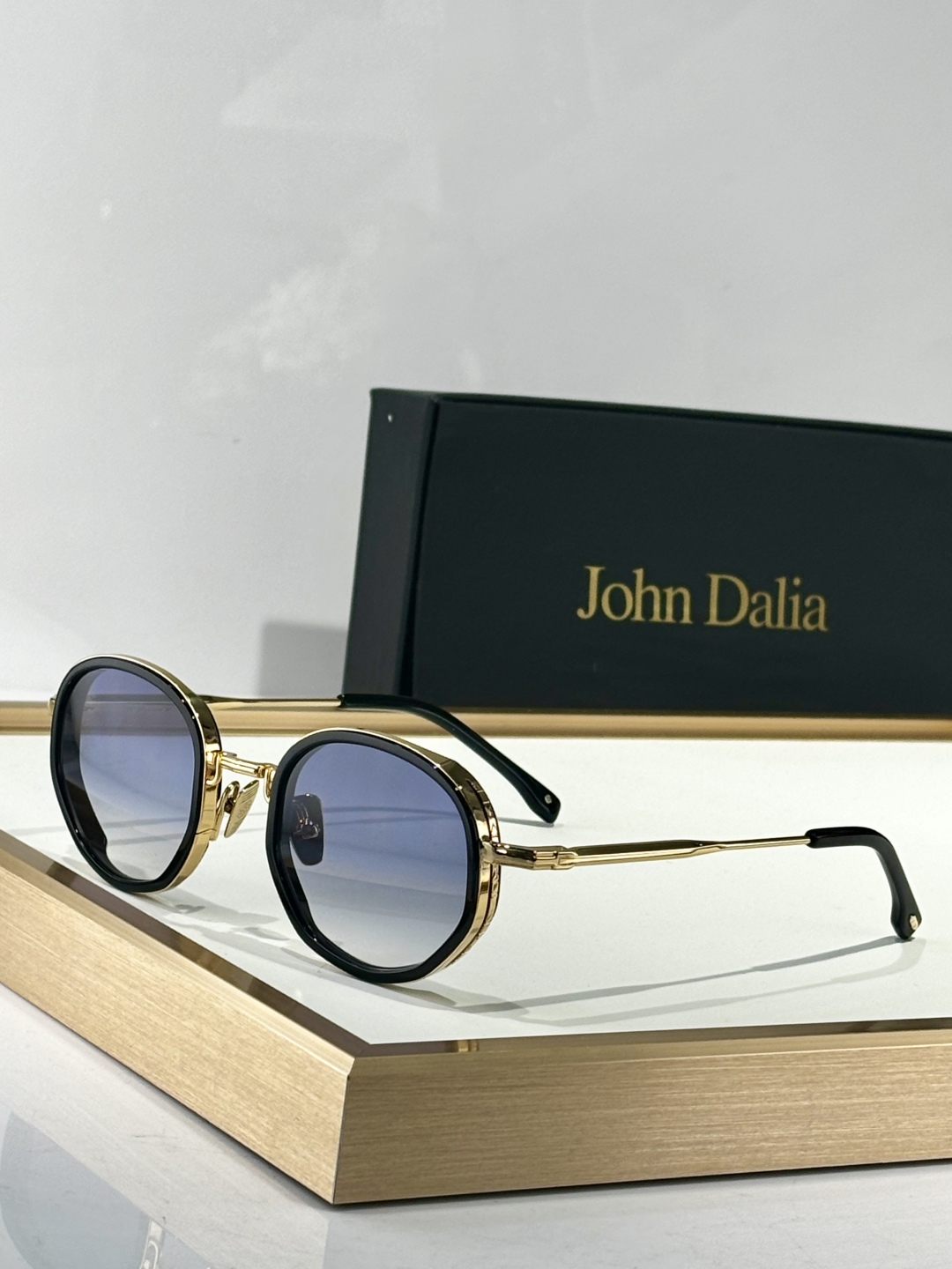   John Dalia
MOD：GINA Or 22carats
Size：45口23-140
