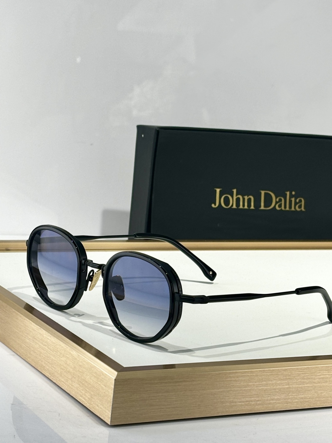   John Dalia
MOD：GINA Or 22carats
Size：45口23-140
