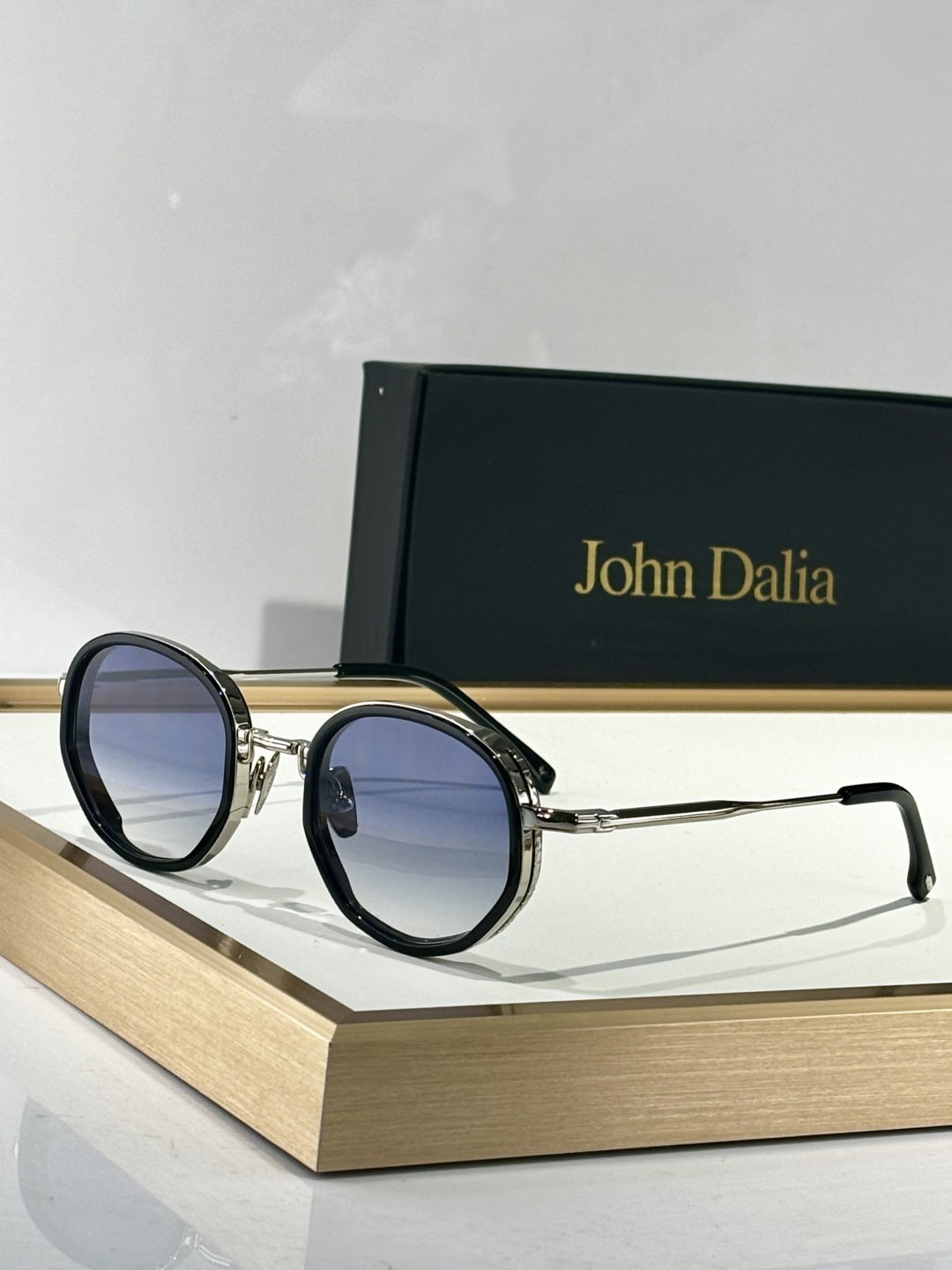   John Dalia
MOD：GINA Or 22carats
Size：45口23-140
