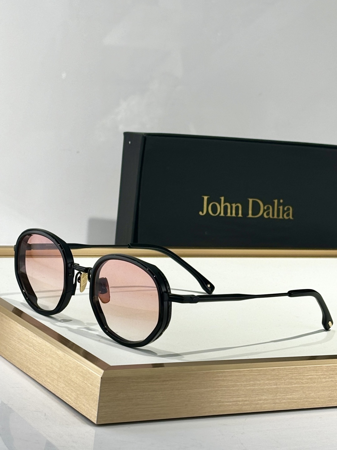  John Dalia
MOD：GINA Or 22carats
Size：45口23-140
