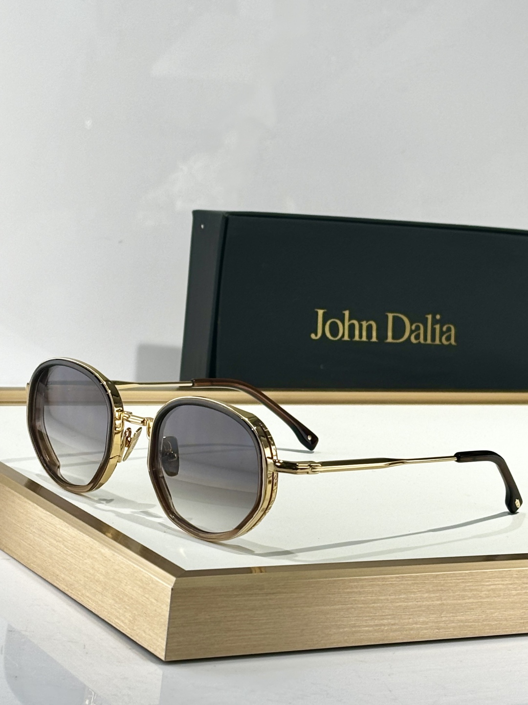   John Dalia
MOD：GINA Or 22carats
Size：45口23-140
