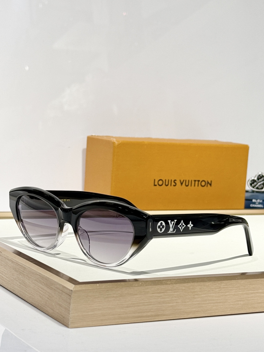  LOUIS VUITTO*
MODEL：Z2680U
SIZE54口19-150

