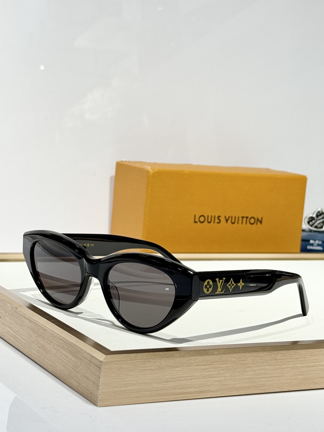  LOUIS VUITTO*
MODEL：Z2680U
SIZE54口19-150

